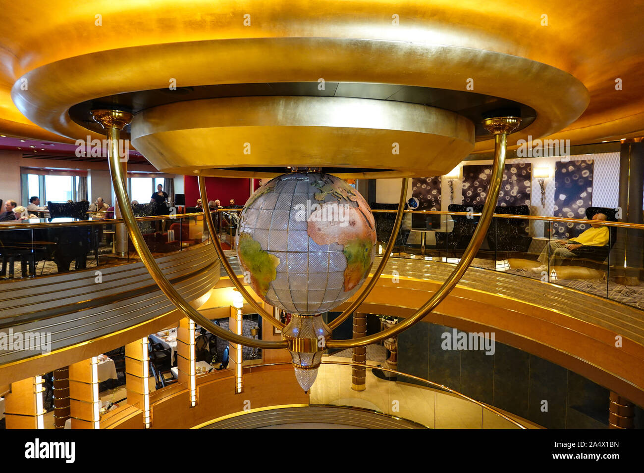 Seattle, WA/USA -9/13/19: Die Kurve Linien der Decke mit einem dekorativen Globus geben ein Kreuzfahrtschiff eine luxuriöse Atmosphäre. Stockfoto