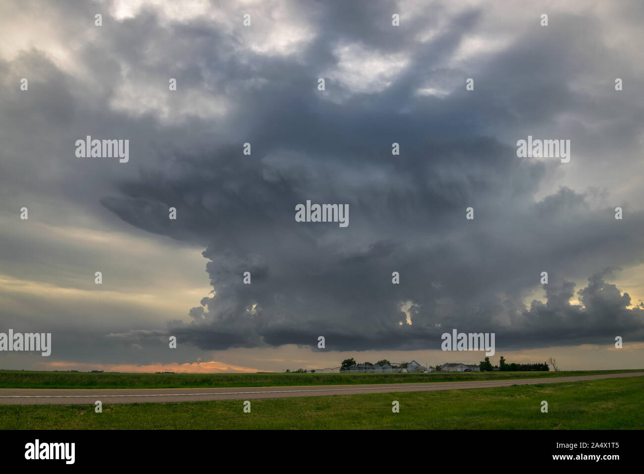 Die Entwicklung von Gewitter mit dramatischen Himmel, nördlich von Alliance, Nebraska Stockfoto