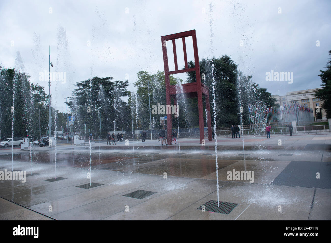 Kaputter Stuhl und Brunnen bei den Vereinten Nationen, Genf Stockfoto