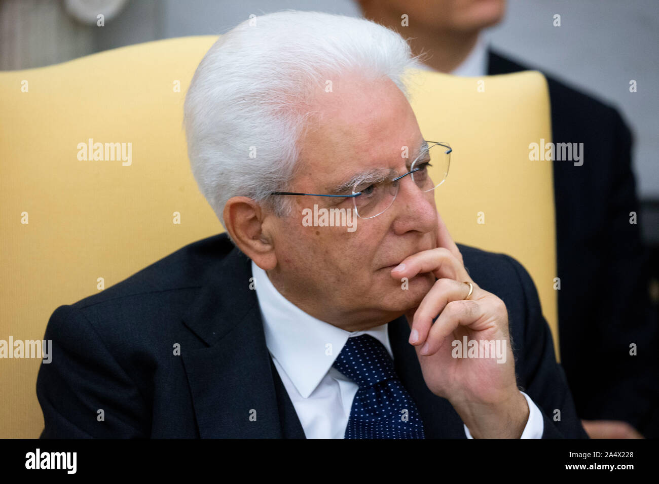 Der italienische Präsident Sergio Mattarella hört auf uns Präsident Donald J. Trumpf (nicht abgebildet) liefert Erläuterungen bei ihrem Treffen im Oval Office des Weißen Hauses in Washington, DC, USA, 16. Oktober 2019. Die Führer eine Vielzahl von wirtschaftlichen und sicherheitspolitischen Fragen wie Sicherheit in der Telekommunikation zu diskutieren, das NATO-Bündnis und der türkischen Einfall in Syrien. Credit: Michael Reynolds/CNP/MediaPunch Stockfoto