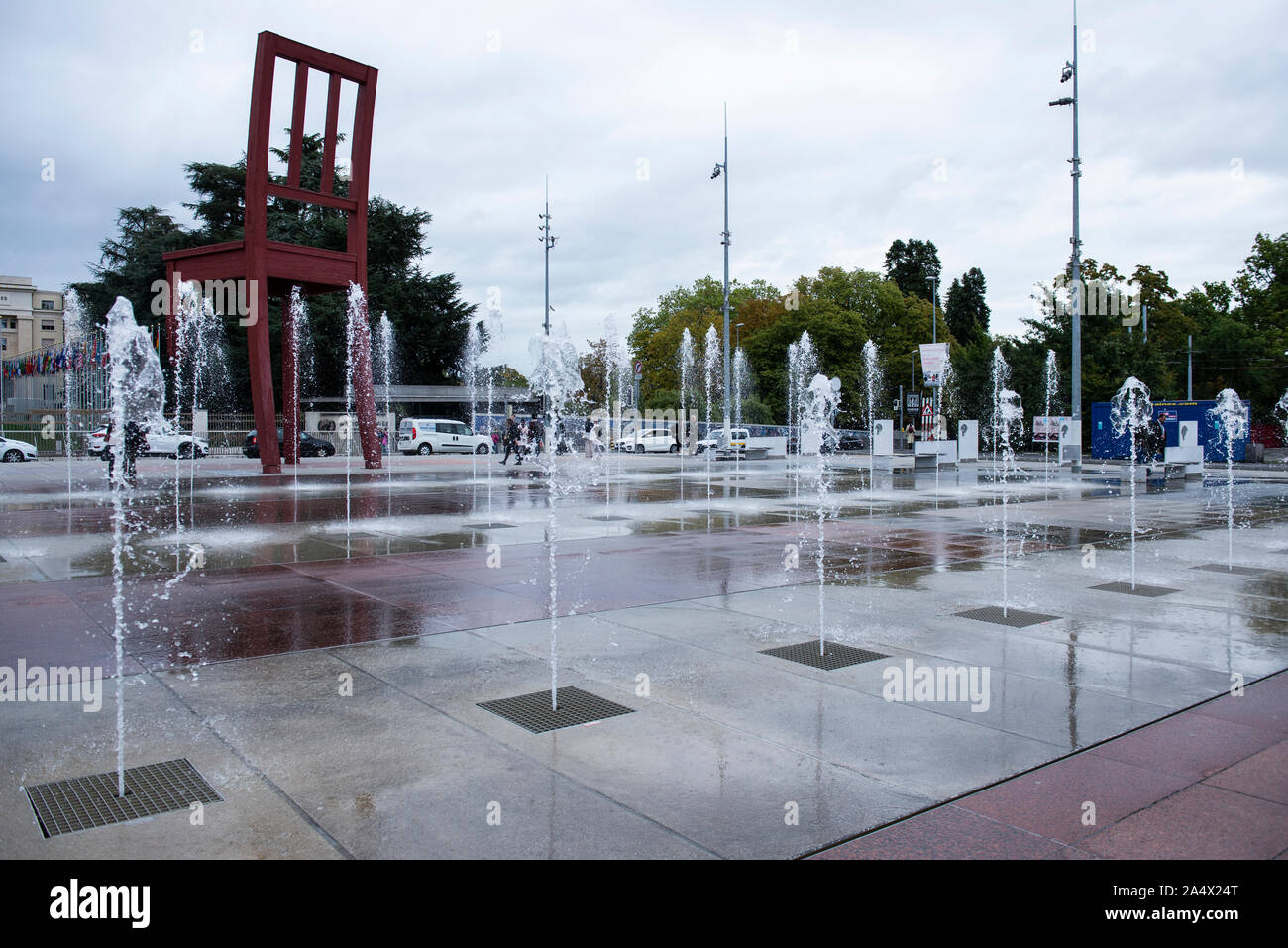 Kaputter Stuhl und Brunnen bei den Vereinten Nationen, Genf Stockfoto