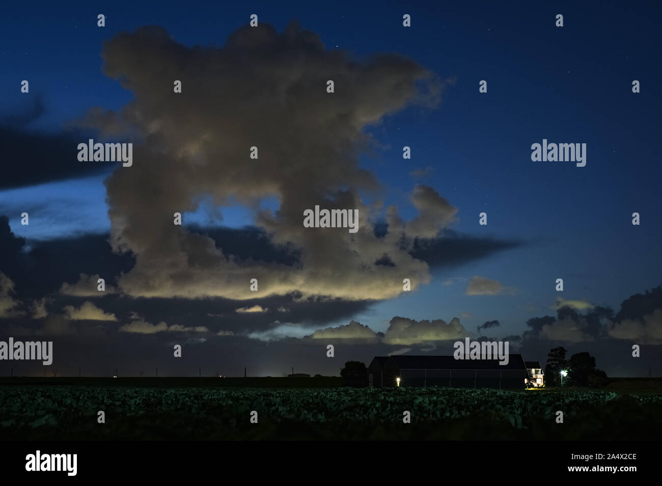 Seltsame Wolke Formulare über die niederländische Landschaft am Abend Stockfoto