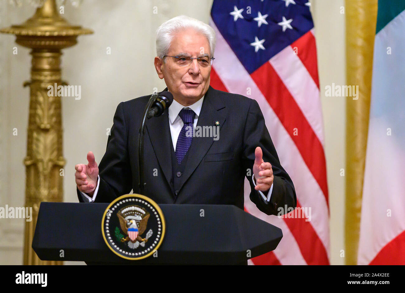 Präsident Sergio Mattarella der Italienischen Republik macht die Erläuterungen sind wie Er und Präsidenten der Vereinigten Staaten Donald J. Trumpf und einem gemeinsamen Verhaltenskodex Pressekonferenz im East Room des Weißen Hauses in Washington, DC am Mittwoch, den 16. Oktober 2019. Quelle: Ron Sachs/CNP/MediaPunch Stockfoto