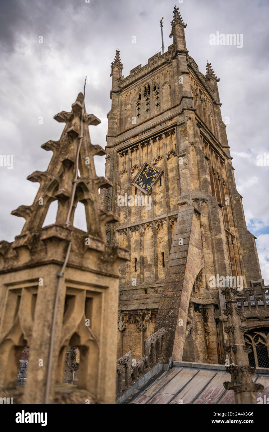 Der hl. Johannes der Täufer Kirche ist das Wahrzeichen Herzstück der Marktplatz in der wunderschönen Cotswold Stadt Cirencester in Gloucestershire. Stockfoto