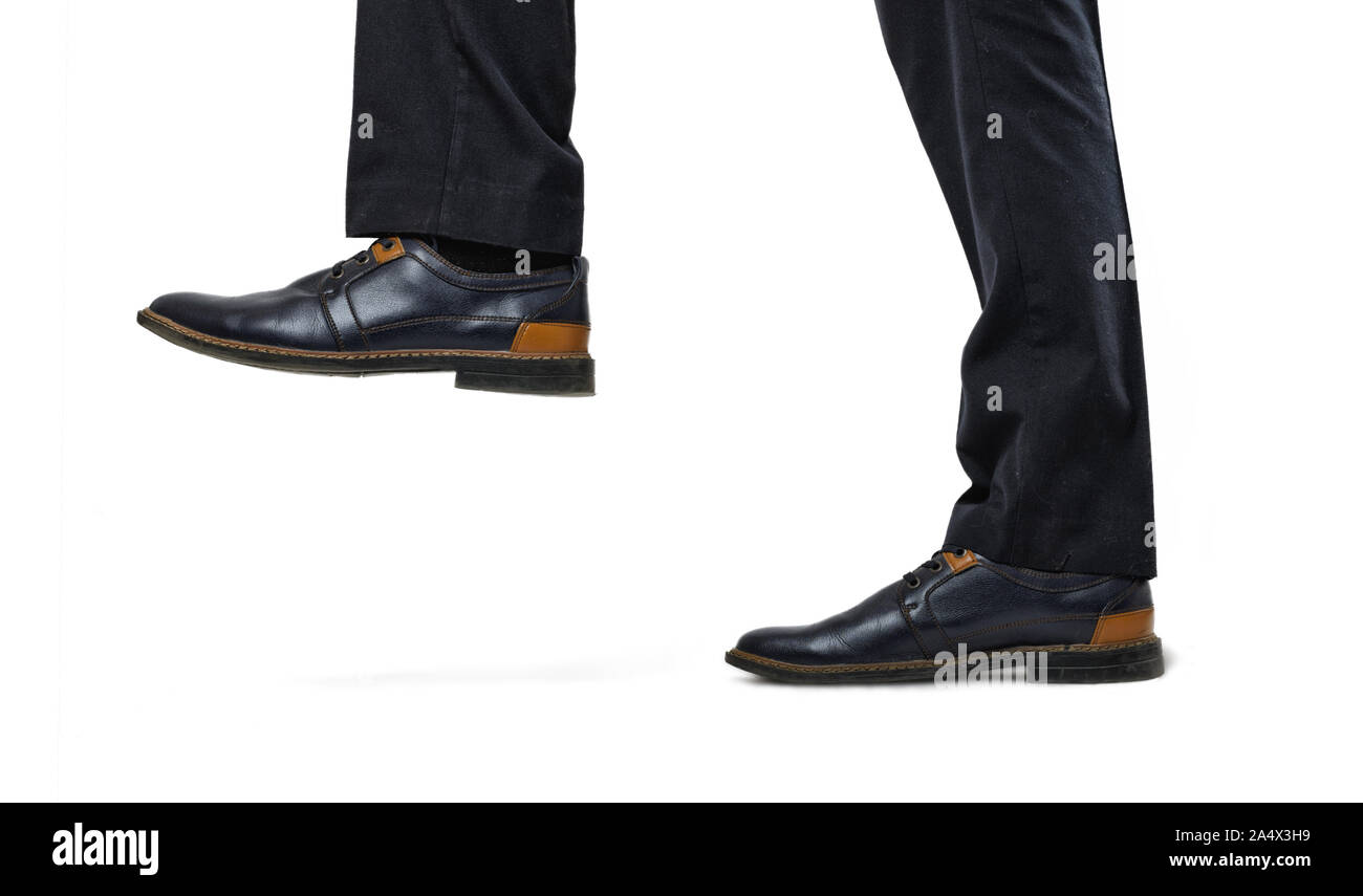 Schwarz und Braun elegante boss Füße step up close-up auf weißem Hintergrund Stockfoto