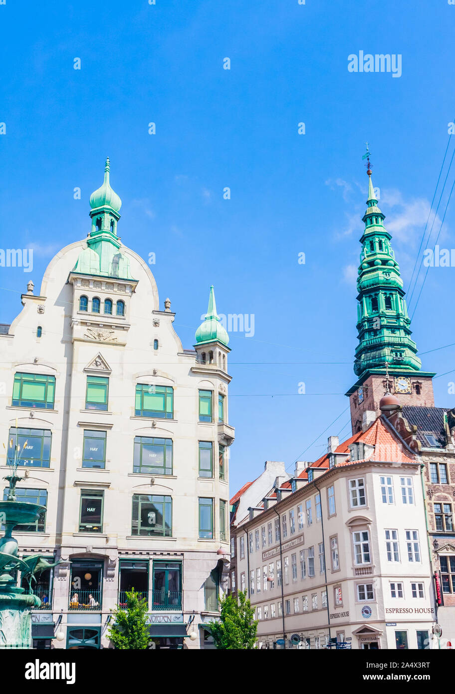 Stork Brunnen in Amagertorv Platz mit alten Gebäuden und Hl. Nikolaj Kirche Turm Amager Torv, Kopenhagen, Dänemark Stockfoto