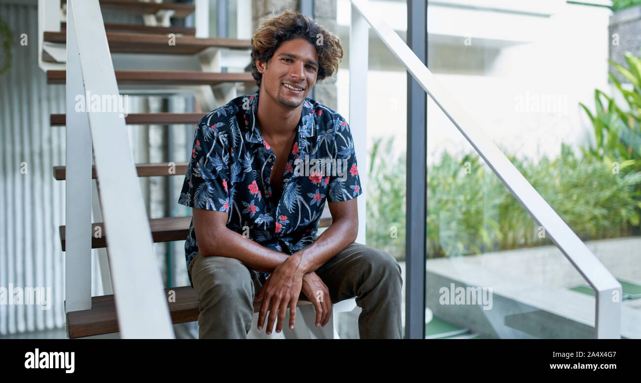 Attraktiven brasilianischen Hipster tausendjährigen Menschen in die Kamera schaut Stockfoto