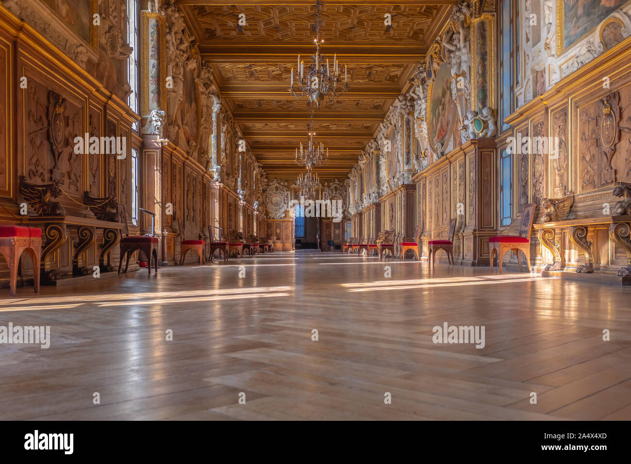 Francois die erste Galerie im Schloss Fontainebleau am Ende des Nachmittags mit Sonnenstrahlen, die durch Windows, in der Nähe von Paris, Frankreich Stockfoto