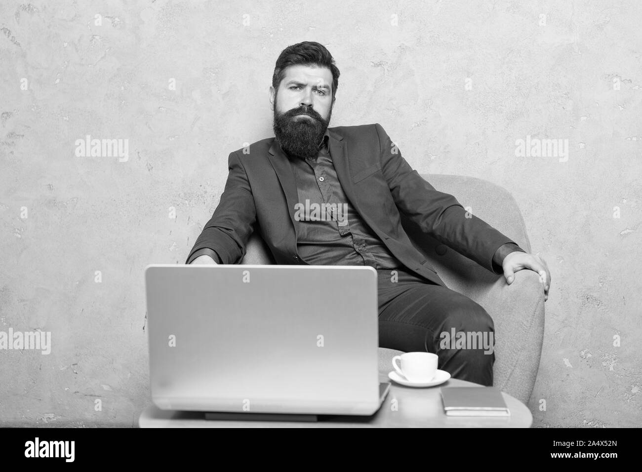 Moderne Geschäftsmann. Geschäftsmann Laptop. Mann trinken Kaffee im Büro. Reaktion auf geschäftliche E-Mails. Digitales Marketing. Im Internet surfen. Online kaufen. Projekt Manager. Geschäftliche Korrespondenz. Stockfoto