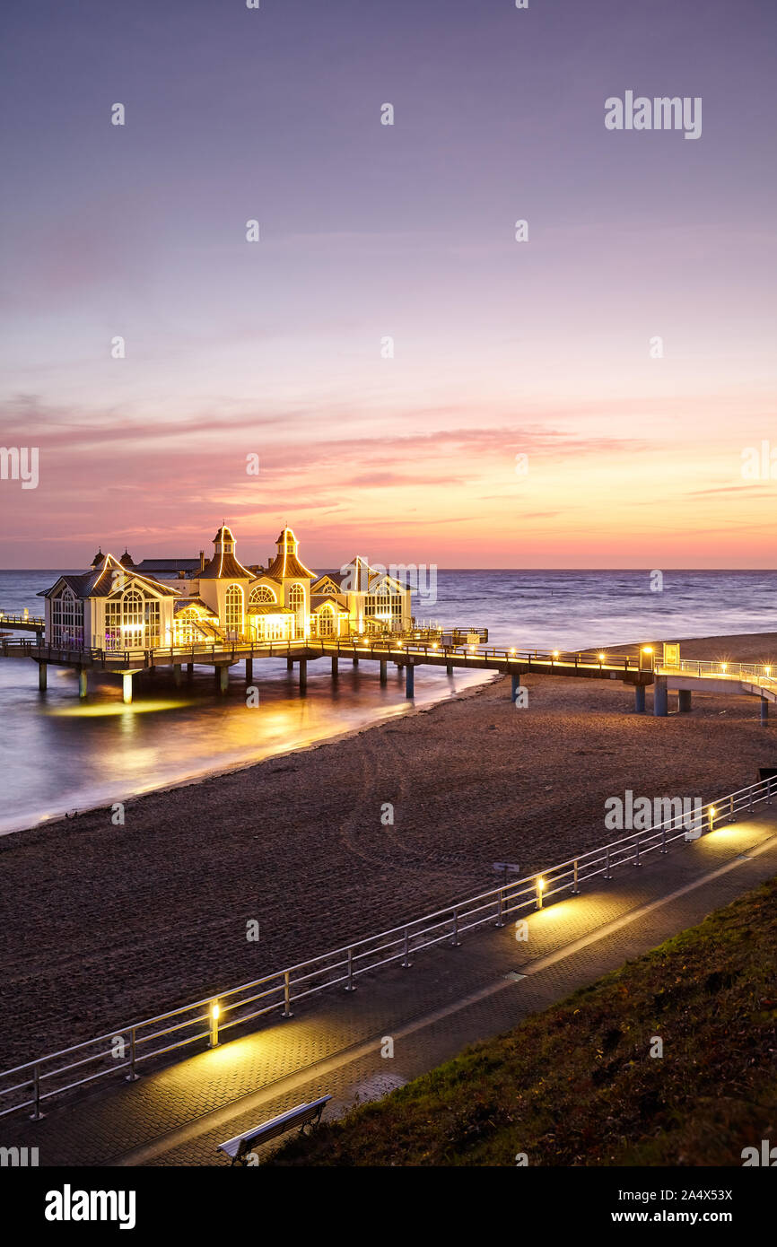 Strand im Ostseebad Sellin, das Juwel der unter Denkmalschutz stehenden Häusern Rugia (Rügen) Ostseeküste Insel an Purple sunrise, Deutschland. Stockfoto