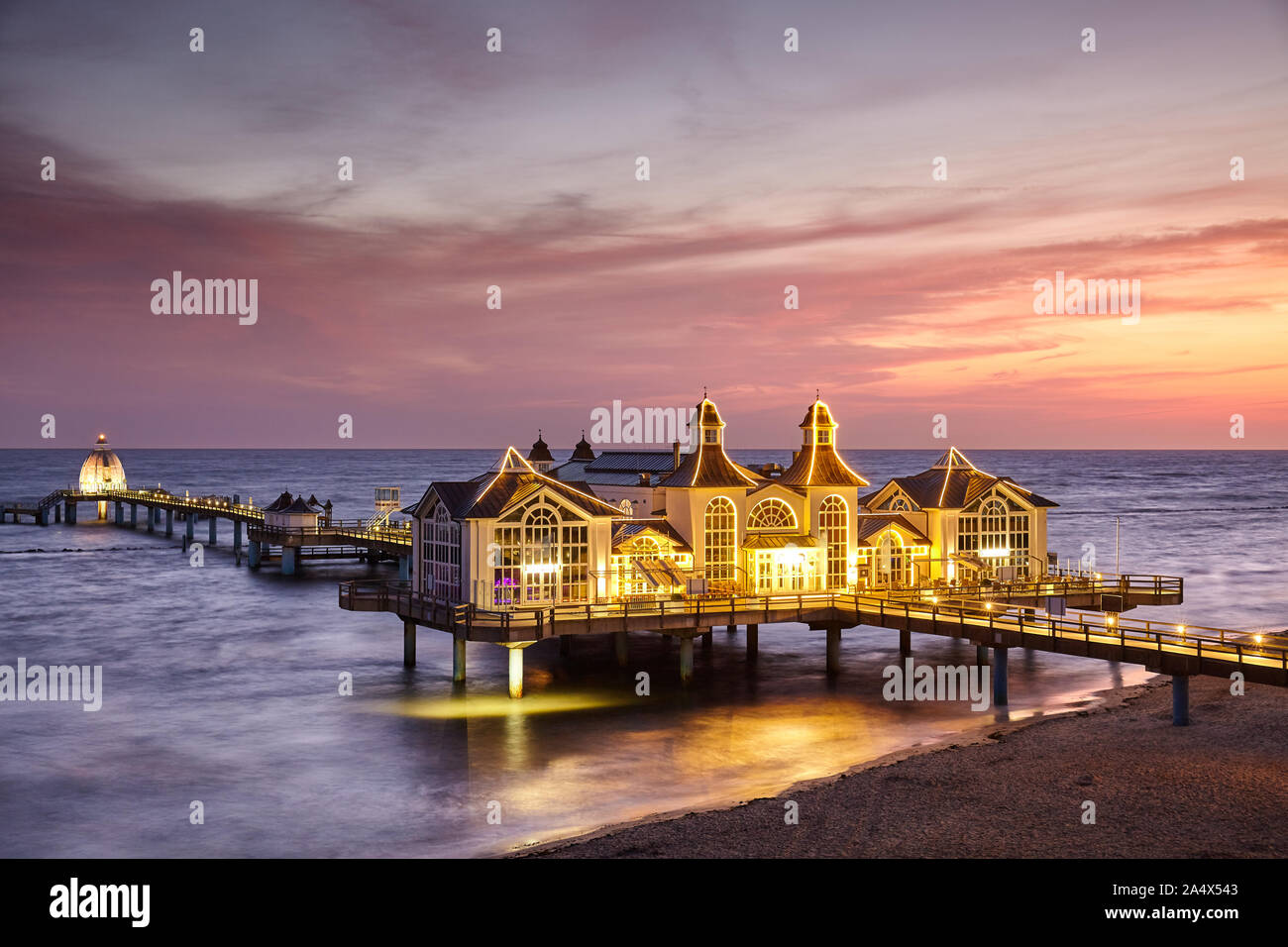 Seebrücke Sellin, das Juwel der unter Denkmalschutz stehenden Häusern Rugia (Rügen) Ostseeküste Insel an Purple sunrise, Deutschland. Stockfoto