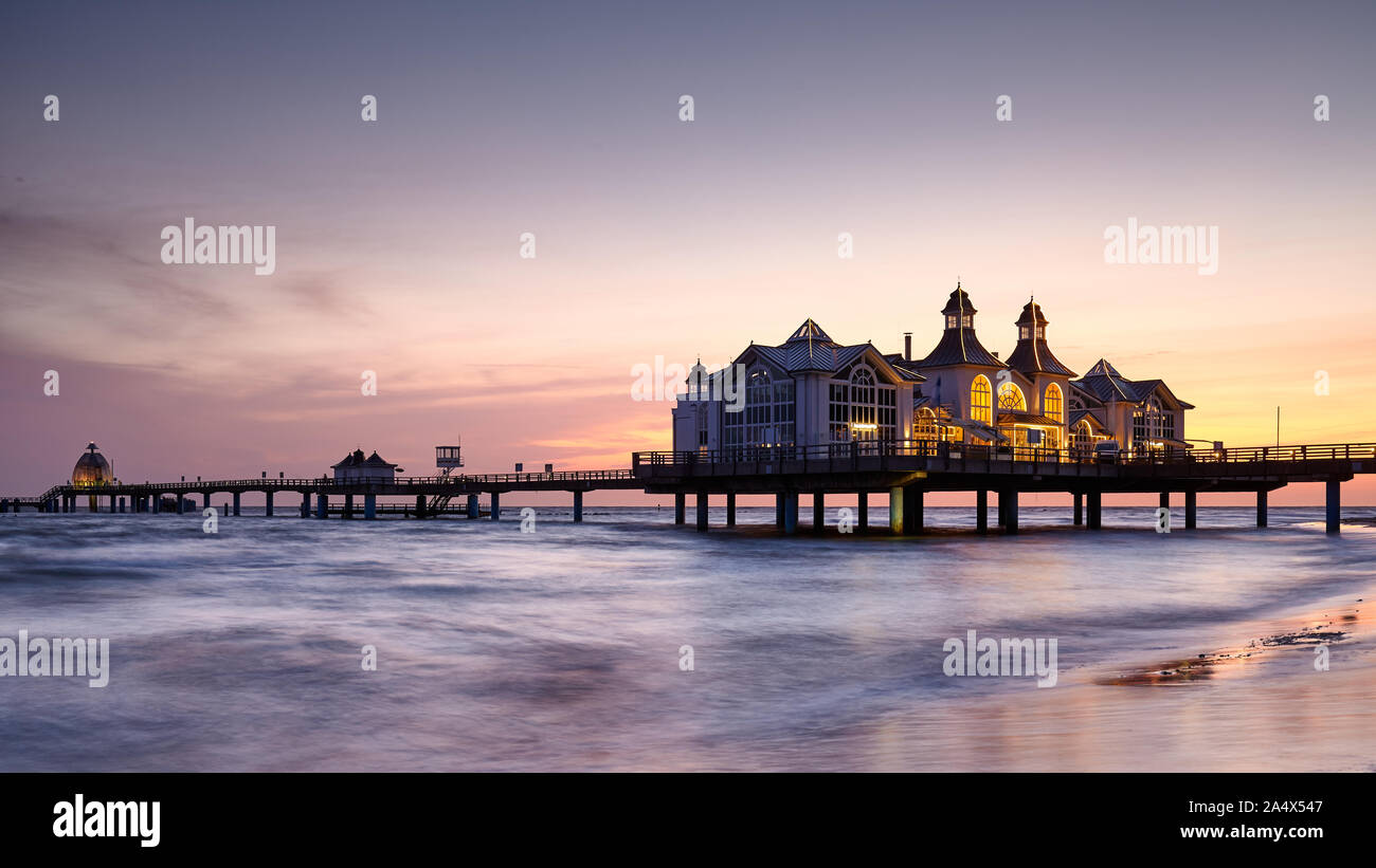 Seebrücke Sellin, das Juwel der unter Denkmalschutz stehenden Häusern Rugia (Rügen) Ostseeküste Insel an Purple sunrise, Deutschland. Stockfoto