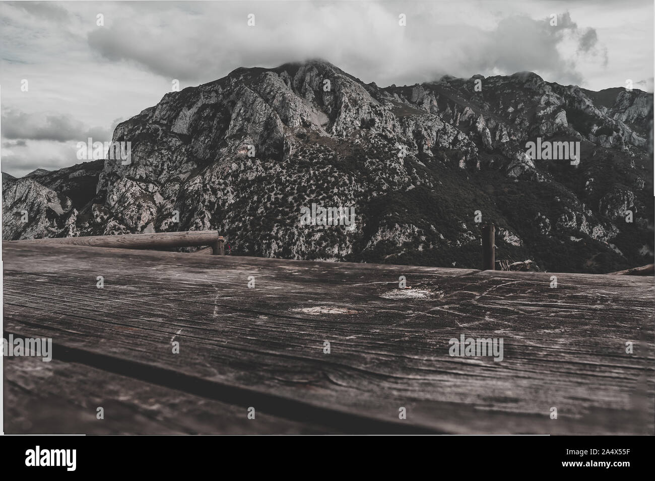 Blick auf die Berge der Naturpark von Somiedo, Asturien, Spanien, aus der Sicht des Königs in La Peral Stockfoto Blick auf die Berge der Naturpark von Somiedo, Asturien, Spanien, aus der Sicht des Königs in La Peral Stockfoto