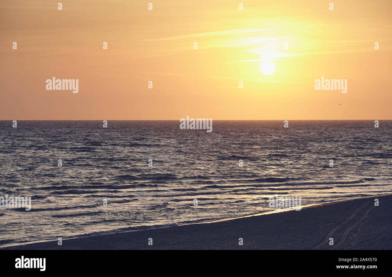 Einen herrlichen Sonnenaufgang über dem Meer, Farbe getonte Bild. Stockfoto