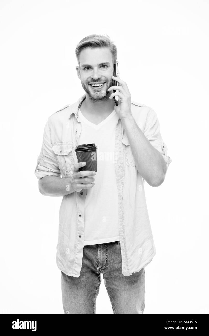 Positive morgen. glücklicher Mann sprechen am Telefon. Kaffee am Morgen. lächelnden Mann Kaffee trinken isoliert auf Weiss. Pause für Mittagessen im Büro. Immer online. Wirklich gute Nachrichten. Bestellung/Lieferung. Kaffee trinken gehen. Stockfoto