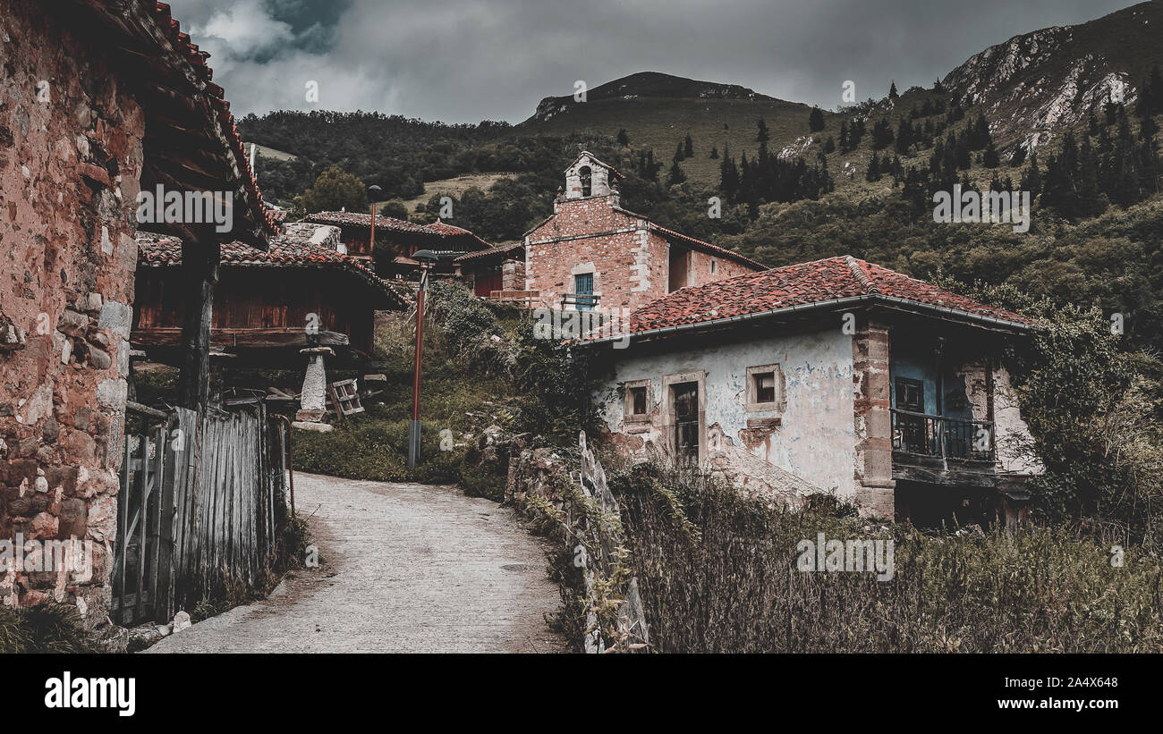 Mittelalterliche Stadt namens Bandujo im Fürstentum Asturien, Spanien, umgeben von Bergen, Gebäuden erholt als Turm und Kirche. Stockfoto Mittelalterliche Stadt namens Bandujo im Fürstentum Asturien, Spanien, umgeben von Bergen, Gebäuden erholt als Turm und Kirche. Stockfoto