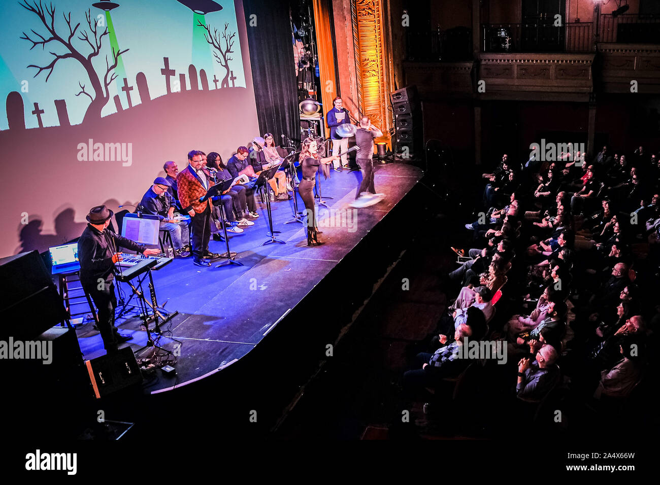 Plan 9 aus dem Weltall Leistung bei Sleepy Hollow-Festival am Freitag, 11. Oktober 2019 in Tarrytown Music Hall, Tarrytown. Live Lesung von "Infamous" Ed Wood's 'Plan9' Drehbuch. Die Besetzung: Dana Gould, Scott Adsit, Jeffrey Combs, Frank Conniff, Bobcat Goldthwait, Jean Grae, Paul Greenberg, John Hodgman, Jona Ray, G. Charles Wright, Janet Varney, Kathryn Aagesen. Bild von Julie Edwards. Stockfoto