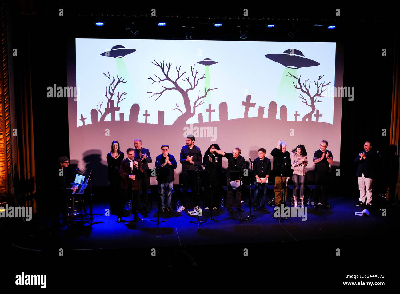 Plan 9 aus dem Weltall Leistung bei Sleepy Hollow-Festival am Freitag, 11. Oktober 2019 in Tarrytown Music Hall, Tarrytown. Live Lesung von "Infamous" Ed Wood's 'Plan9' Drehbuch. Die Besetzung: Dana Gould, Scott Adsit, Jeffrey Combs, Frank Conniff, Bobcat Goldthwait, Jean Grae, Paul Greenberg, John Hodgman, Jona Ray, G. Charles Wright, Janet Varney, Kathryn Aagesen. Bild von Julie Edwards. Stockfoto