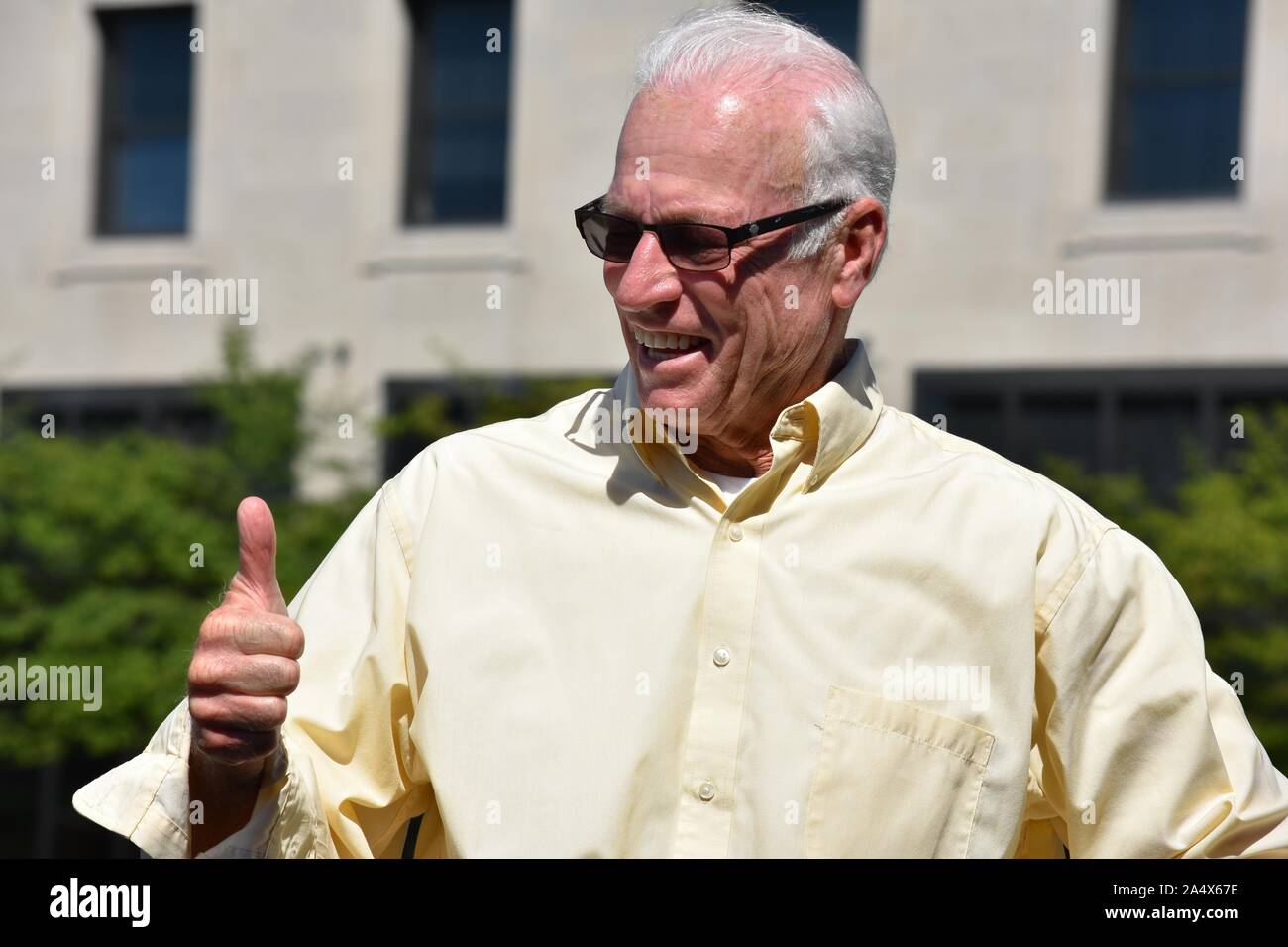Alte älterer Erwachsener männlicher Mit Daumen nach oben Sonnenbrille tragen Stockfoto