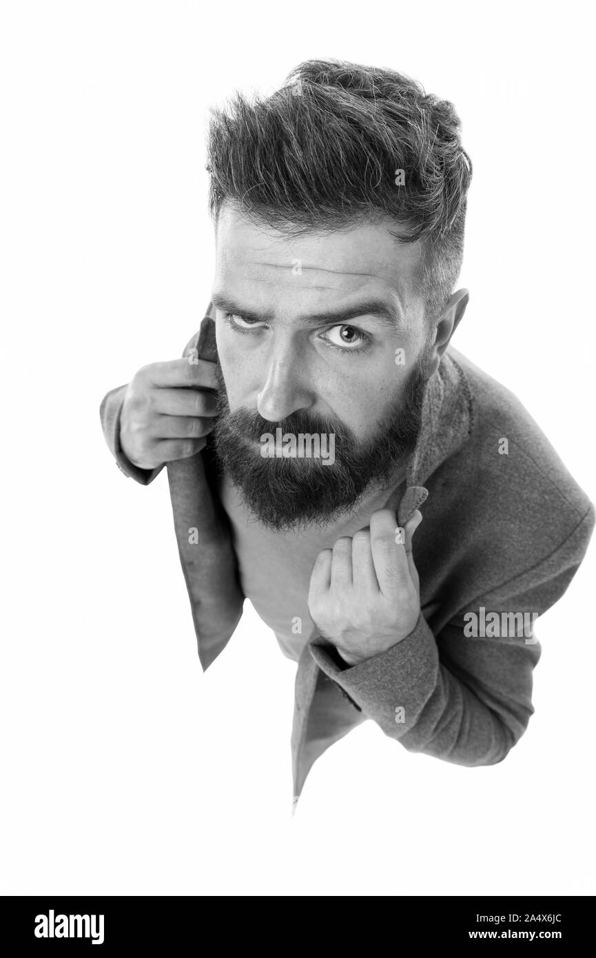 Für einen raffinierten modischen Look. Der bärtige Mann mit modischen Topcoat und Jeans. In modischen Kleiderschrank. Hipster mit modischen Schnurrbart und Bart Stil halten die Arme verschränkt. Stockfoto