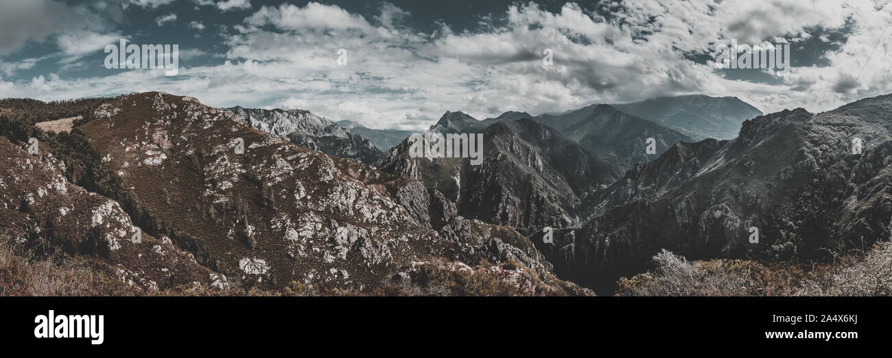 Berge der Naturpark von Somiedo, blauer Himmel mit Wolken über die Berge. Stockfoto Berge der Naturpark von Somiedo, blauer Himmel mit Wolken über die Berge. Stockfoto