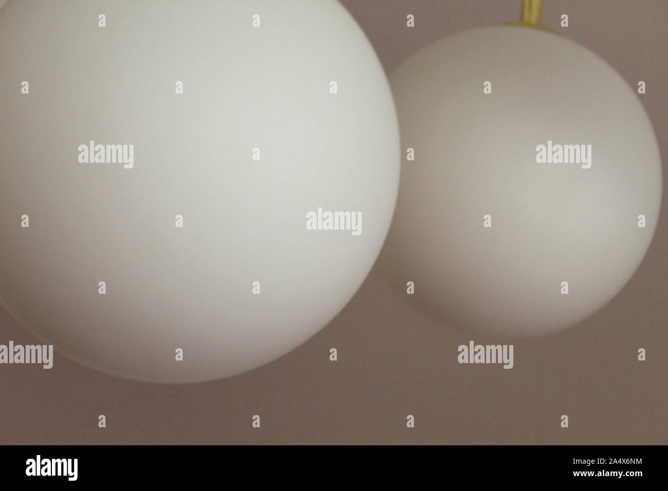 Abstrakte Kunst, zwei weiße Kugeln Stockfoto