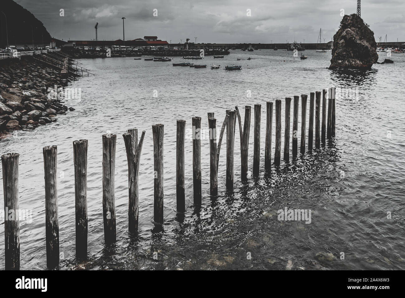 Genagelt Beiträge im Wasser des Hafens von Oviedo, Asturien, Spanien. Stockfoto Genagelt Beiträge im Wasser des Hafens von Oviedo, Asturien, Spanien. Stockfoto