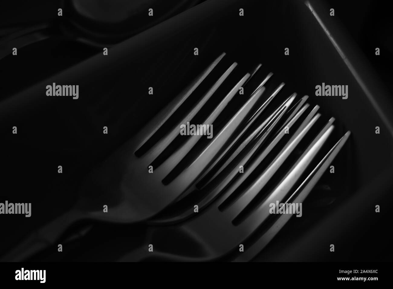 Satz Chrom glänzend Gabeln in der Schublade, bw Foto, close-up. Stockfoto Satz Chrom glänzend Gabeln in der Schublade, bw Foto, close-up. Stockfoto