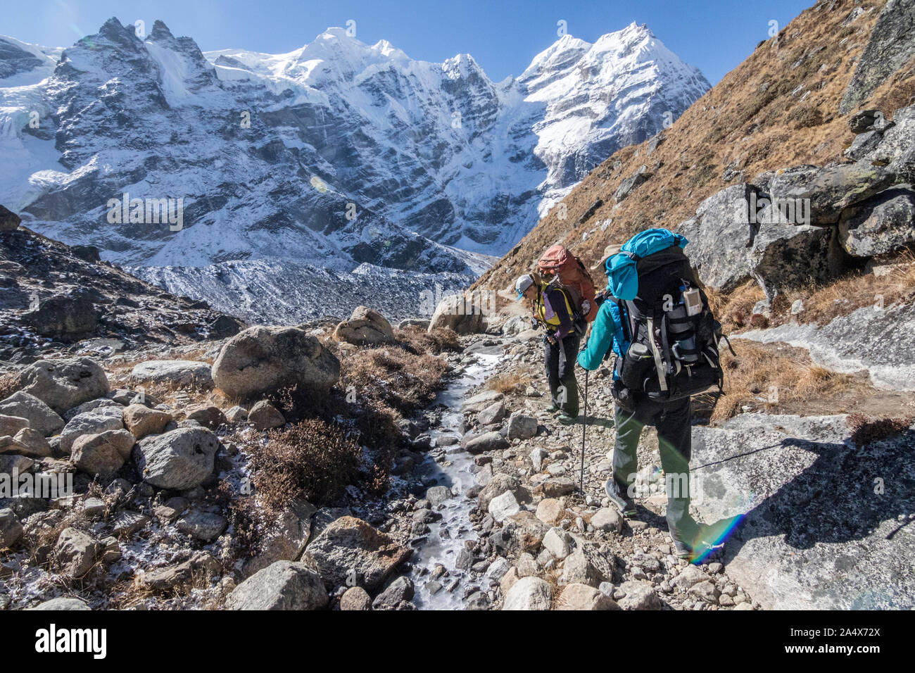 Zwei Bergsteiger Wanderung hinunter Tal nach einem erfolgreichen Gipfeltreffen der Mera Pk Stockfoto