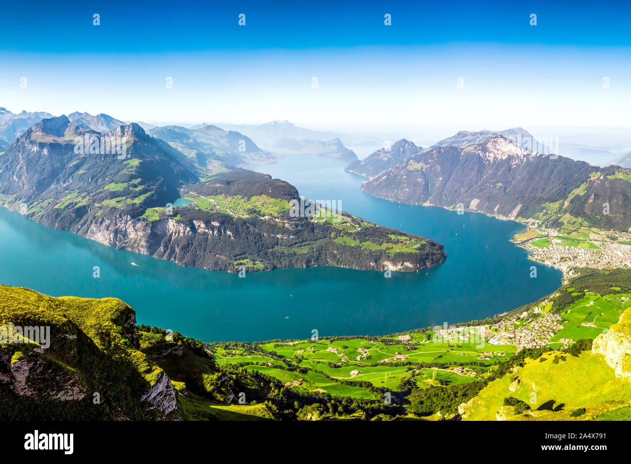 Fantastische Aussicht auf den Vierwaldstättersee, Rigi und Pilatus Berge, Brunnen der Stadt vom Fronalpstock, Schweiz, Europa. Stockfoto