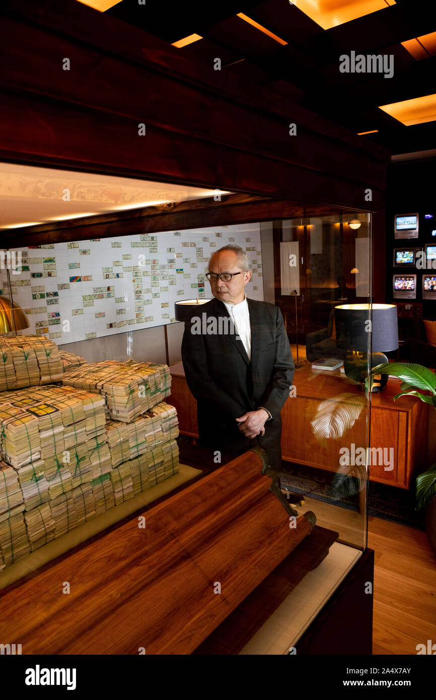 Konzeptkünstler, Mel Chin steht vor seinem Fundred Projekt im Eaton Hotel in Washington DC Stockfoto