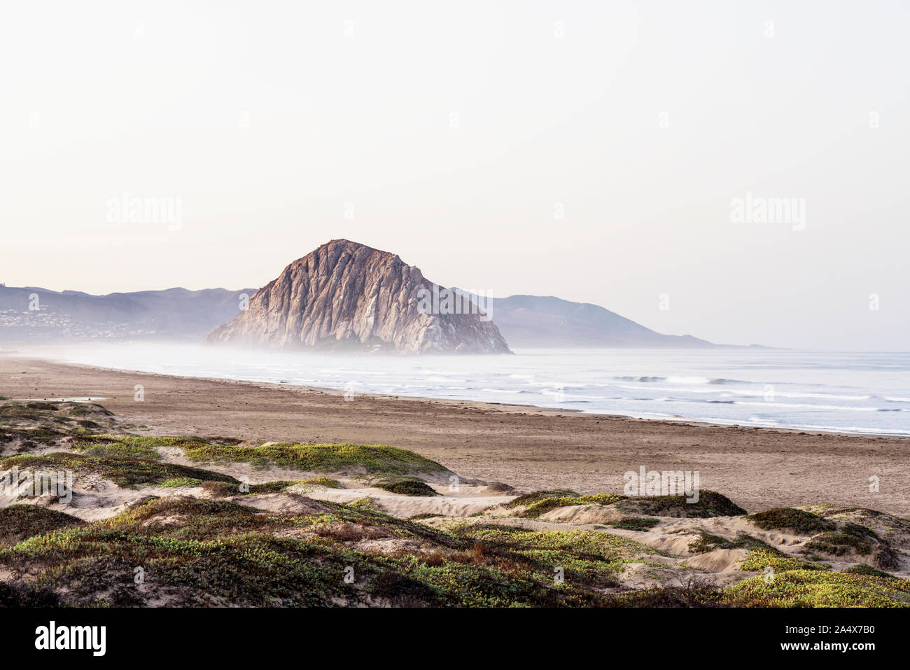 Morro Rock von Morro Strand State Beach. Morro Bay, CA. Stockfoto