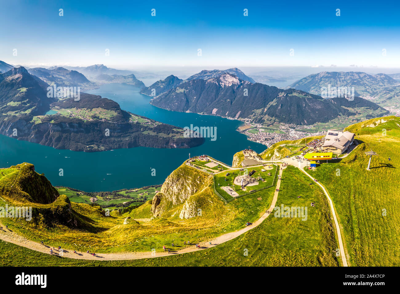 Fantastische Aussicht auf den Vierwaldstättersee, Rigi und Pilatus Berge, Brunnen der Stadt vom Fronalpstock, Schweiz, Europa. Stockfoto