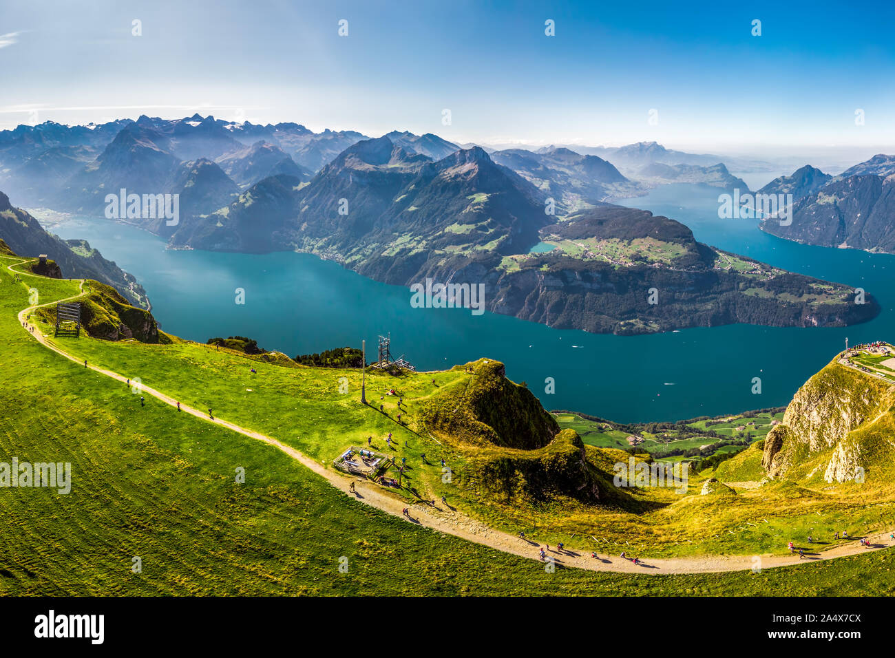 Fantastische Aussicht auf den Vierwaldstättersee, Rigi und Pilatus Berge, Brunnen der Stadt vom Fronalpstock, Schweiz, Europa. Stockfoto