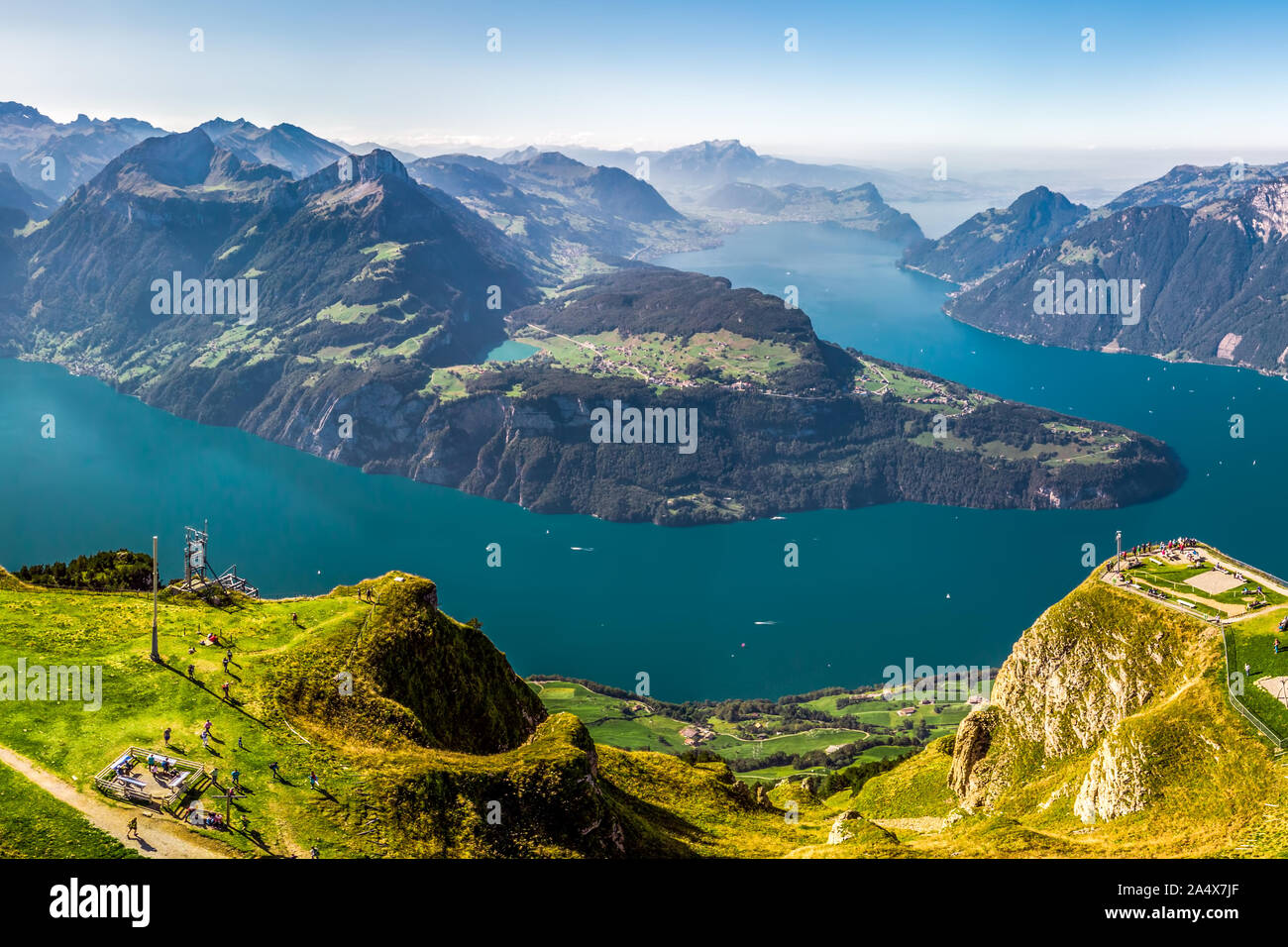 Fantastische Aussicht auf den Vierwaldstättersee, Rigi und Pilatus Berge, Brunnen der Stadt vom Fronalpstock, Schweiz, Europa. Stockfoto