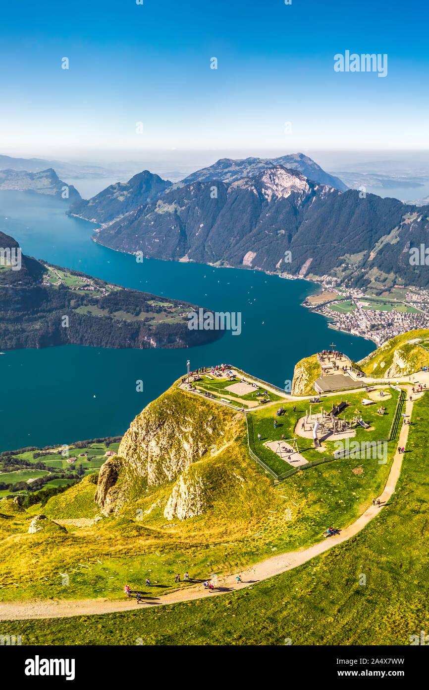 Fantastische Aussicht auf den Vierwaldstättersee, Rigi und Pilatus Berge, Brunnen der Stadt vom Fronalpstock, Schweiz, Europa. Stockfoto