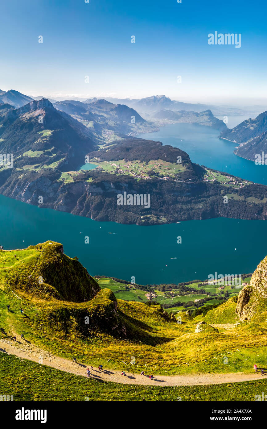 Fantastische Aussicht auf den Vierwaldstättersee, Rigi und Pilatus Berge, Brunnen der Stadt vom Fronalpstock, Schweiz, Europa. Stockfoto