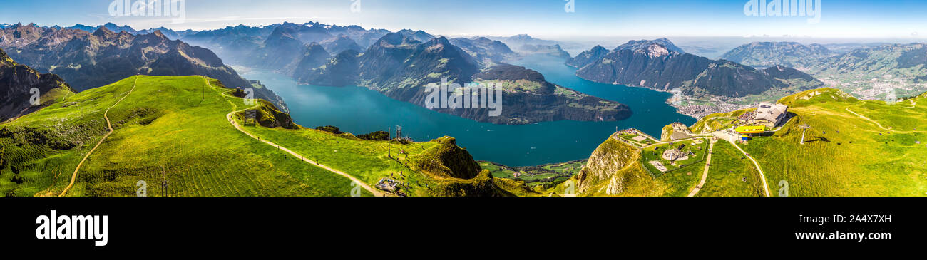 Fantastische Aussicht auf den Vierwaldstättersee, Rigi und Pilatus Berge, Brunnen der Stadt vom Fronalpstock, Schweiz, Europa. Stockfoto