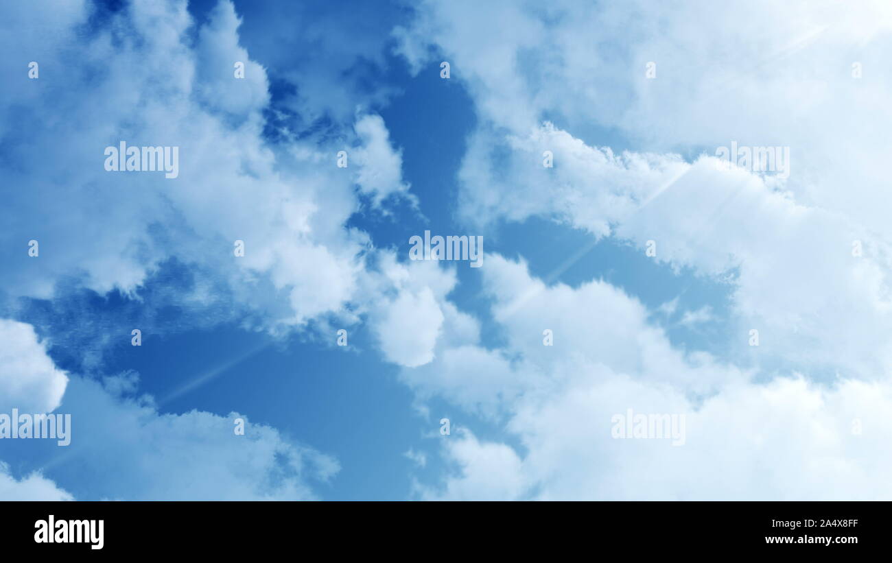 Weiße Wolken blauer Himmel. Wetter Zeitraffer. Schönheit von Licht und Farbe im Sommer. Abstrakte Natur Hintergrund flauschig, geschwollene cloudscape in der Luft. Hohe Stockfoto
