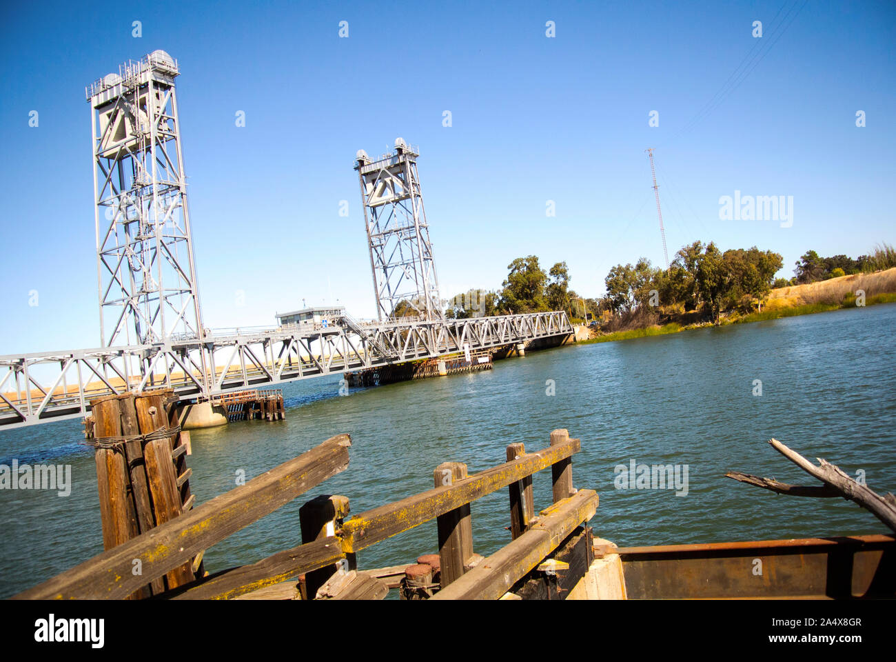 Eine Brücke überquert eine kurze Wasserfläche. Stockfoto