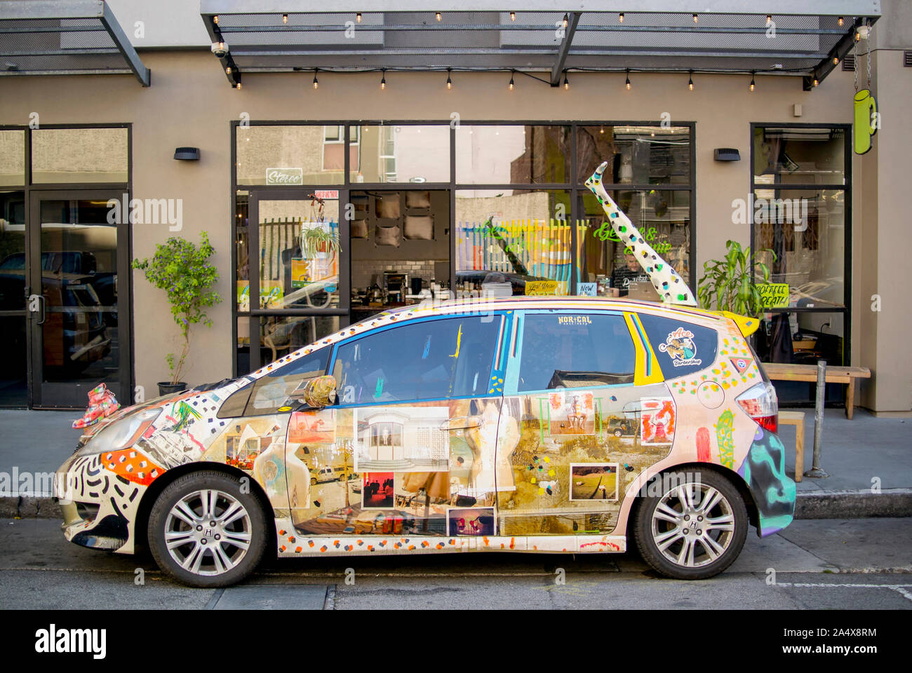 Eine voll eingerichtete Kunst Auto sitzt vor George und Lennie Coffee Shop Stockfoto