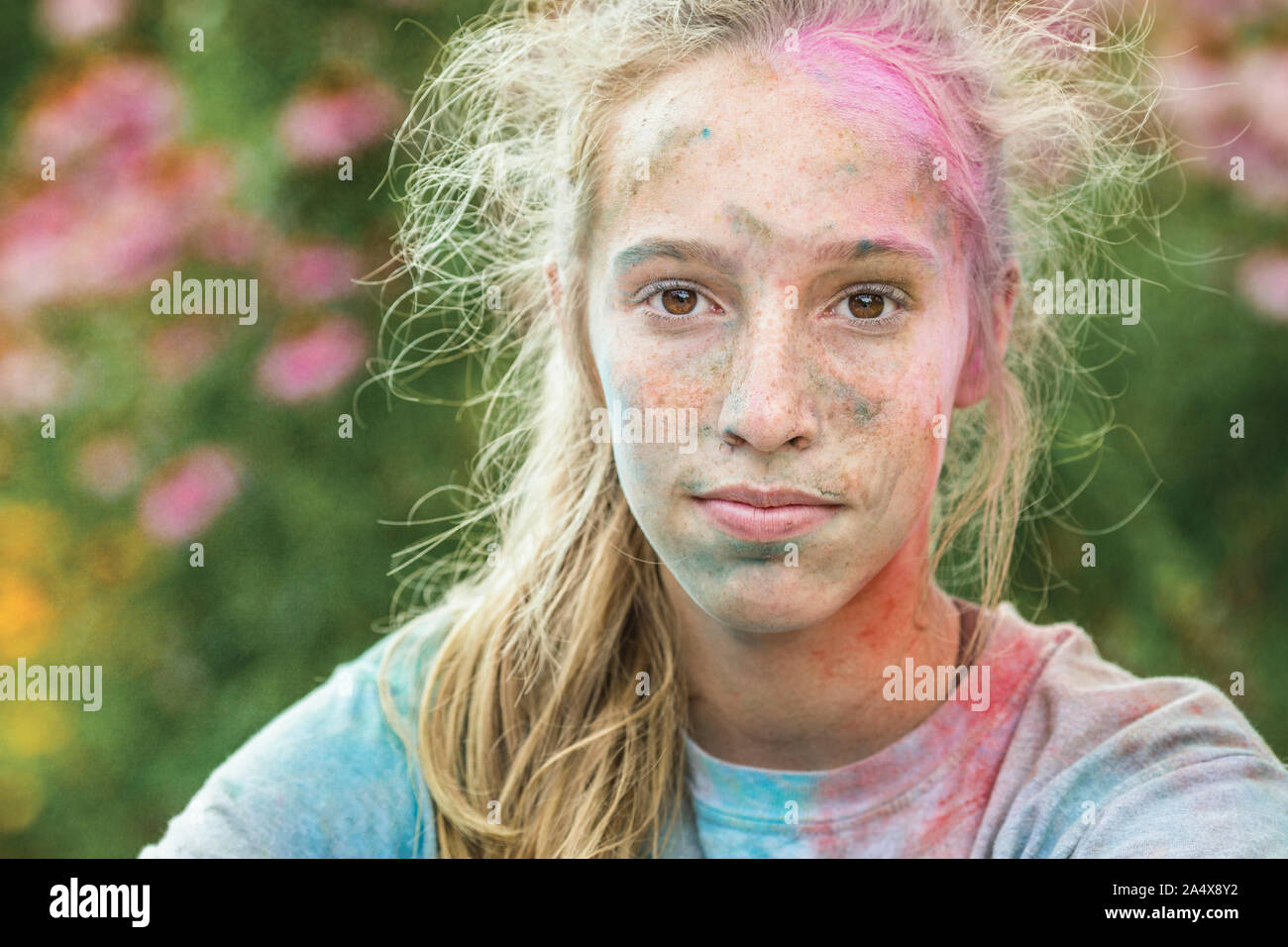 Kaukasische Mädchen in farbigen Pulver nach dem Colour run Stockfoto