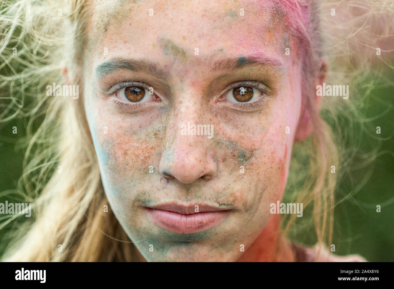 Kaukasische jugendlich Mädchen in farbigen Pulver nach dem Colour run Stockfoto