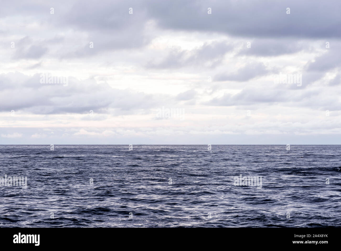 Pazifischer Ozean an einem bewölkten Oktober Morgen. Stockfoto