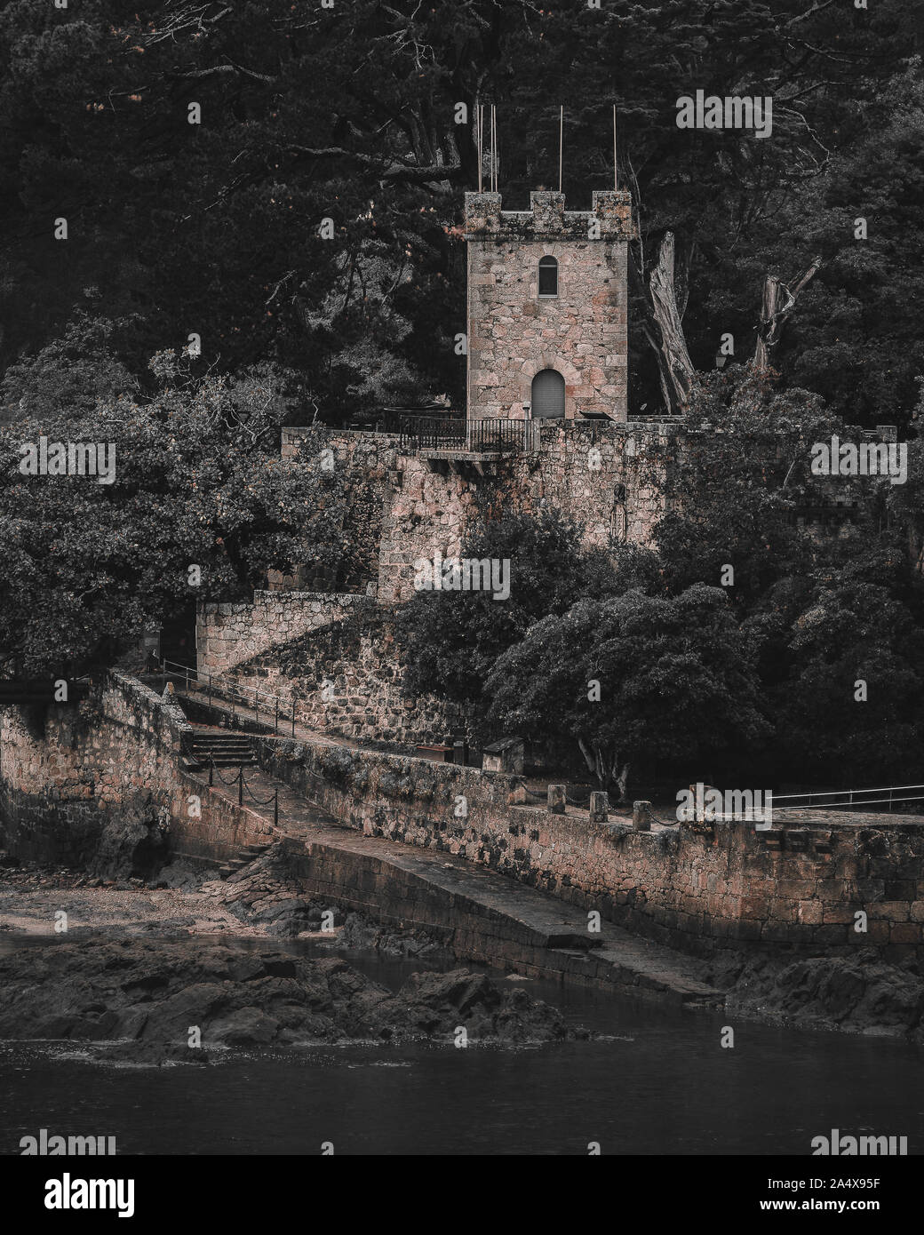 Detail von Santa Cruz Schloss, kleiner Turm, Galizien, Spanien. Stockfoto Detail von Santa Cruz Schloss, kleiner Turm, Galizien, Spanien. Stockfoto