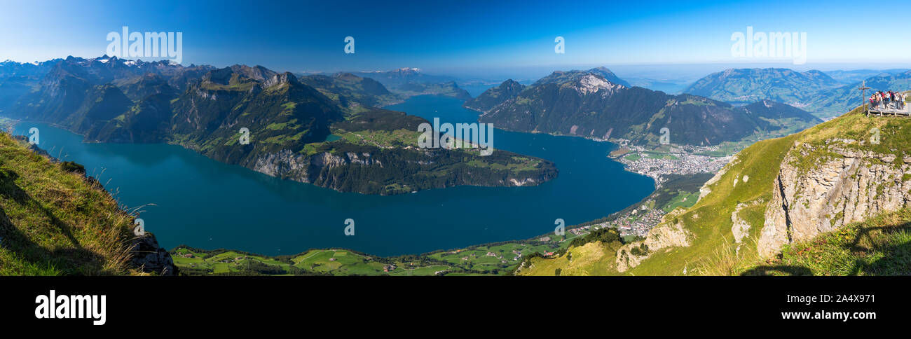 Fantastische Aussicht auf den Vierwaldstättersee, Rigi und Pilatus Berge, Brunnen der Stadt vom Fronalpstock, Schweiz, Europa Stockfoto