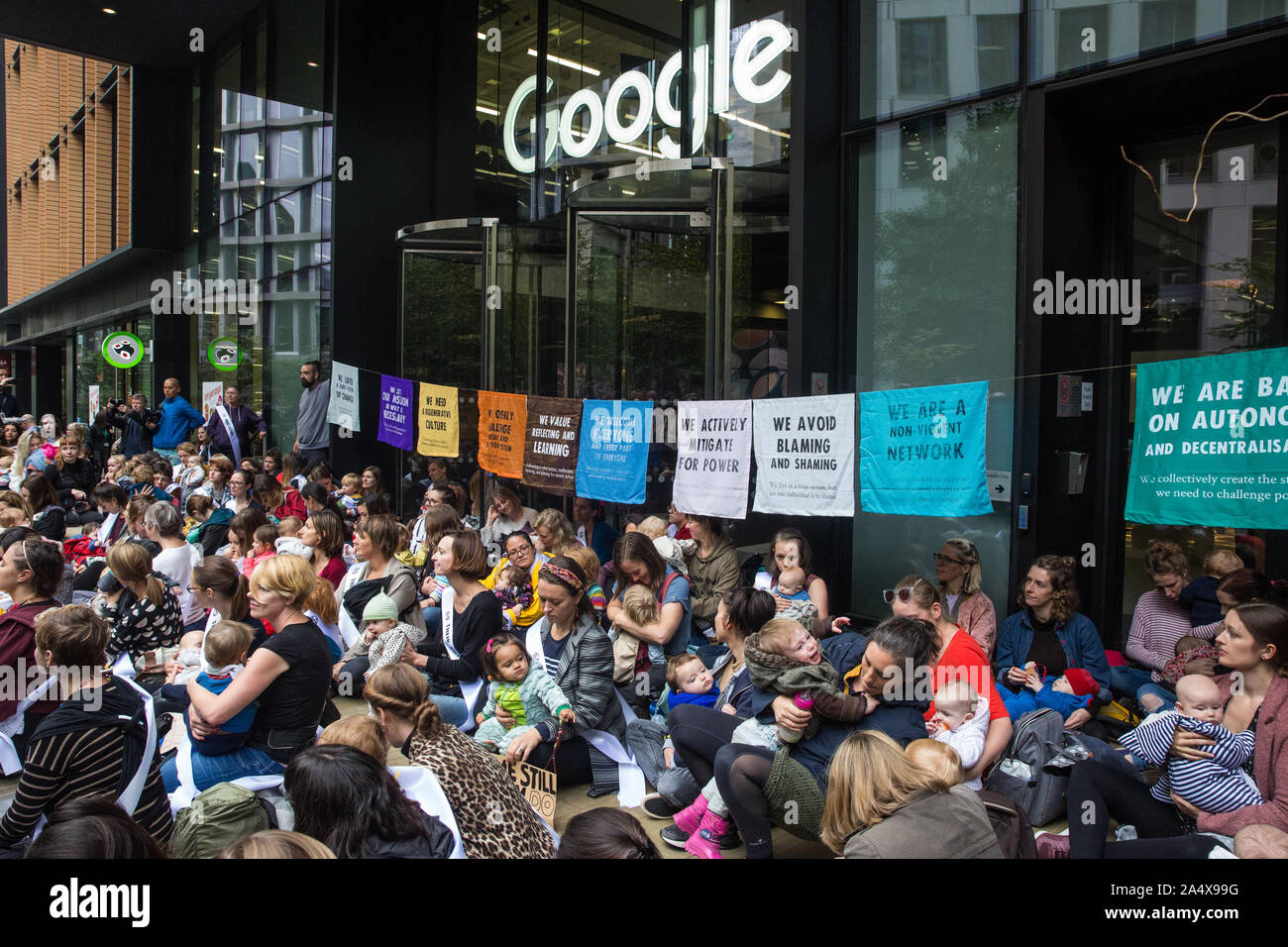 London, Großbritannien. 16. Oktober, 2019. Mütter und Babys trotzen der Metropolitan Police Verbot Aussterben Rebellion Herbst Aufstand Proteste unter Abschnitt 14 der öffentlichen Ordnung von 1986 durch die Teilnahme an einem Protest außerhalb der Kings Cross Hauptsitz von Google gegen seine Rolle in 'Aktivieren der Ausbreitung der systematische Desinformation über den Klimawandel und die ökologische Krise". Credit: Mark Kerrison/Alamy leben Nachrichten Stockfoto