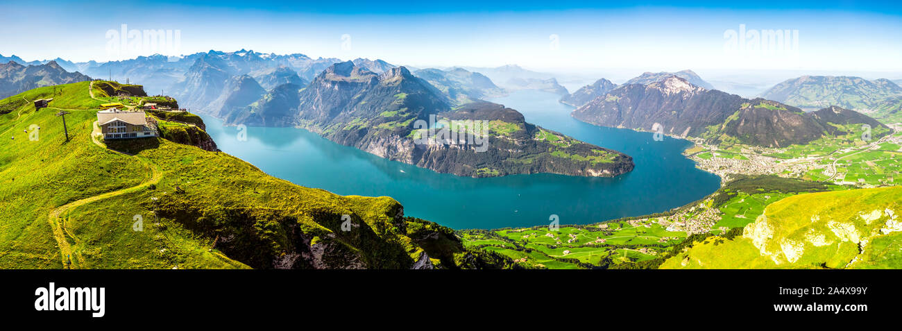 Fantastische Aussicht auf den Vierwaldstättersee, Rigi und Pilatus Berge, Brunnen der Stadt vom Fronalpstock, Schweiz, Europa. Stockfoto