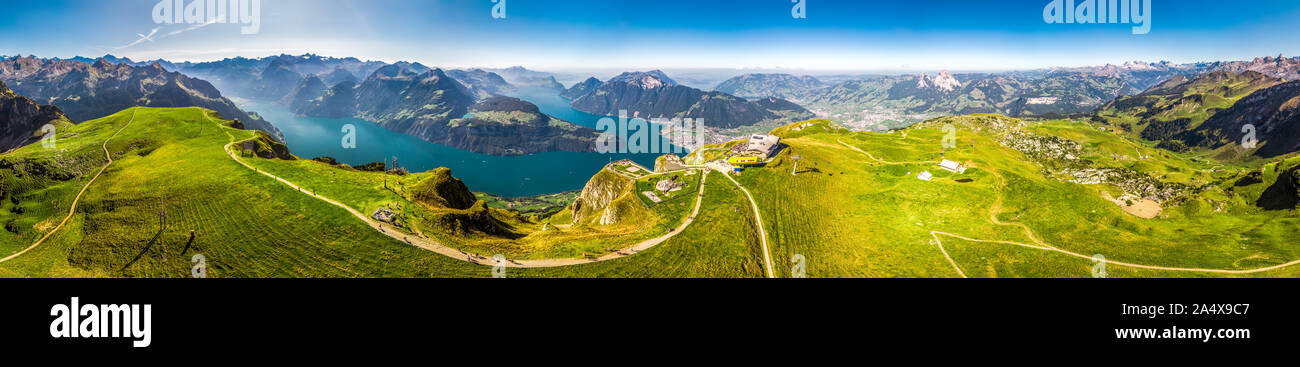 Fantastische Aussicht auf den Vierwaldstättersee, Rigi und Pilatus Berge, Brunnen der Stadt vom Fronalpstock, Schweiz, Europa. Stockfoto