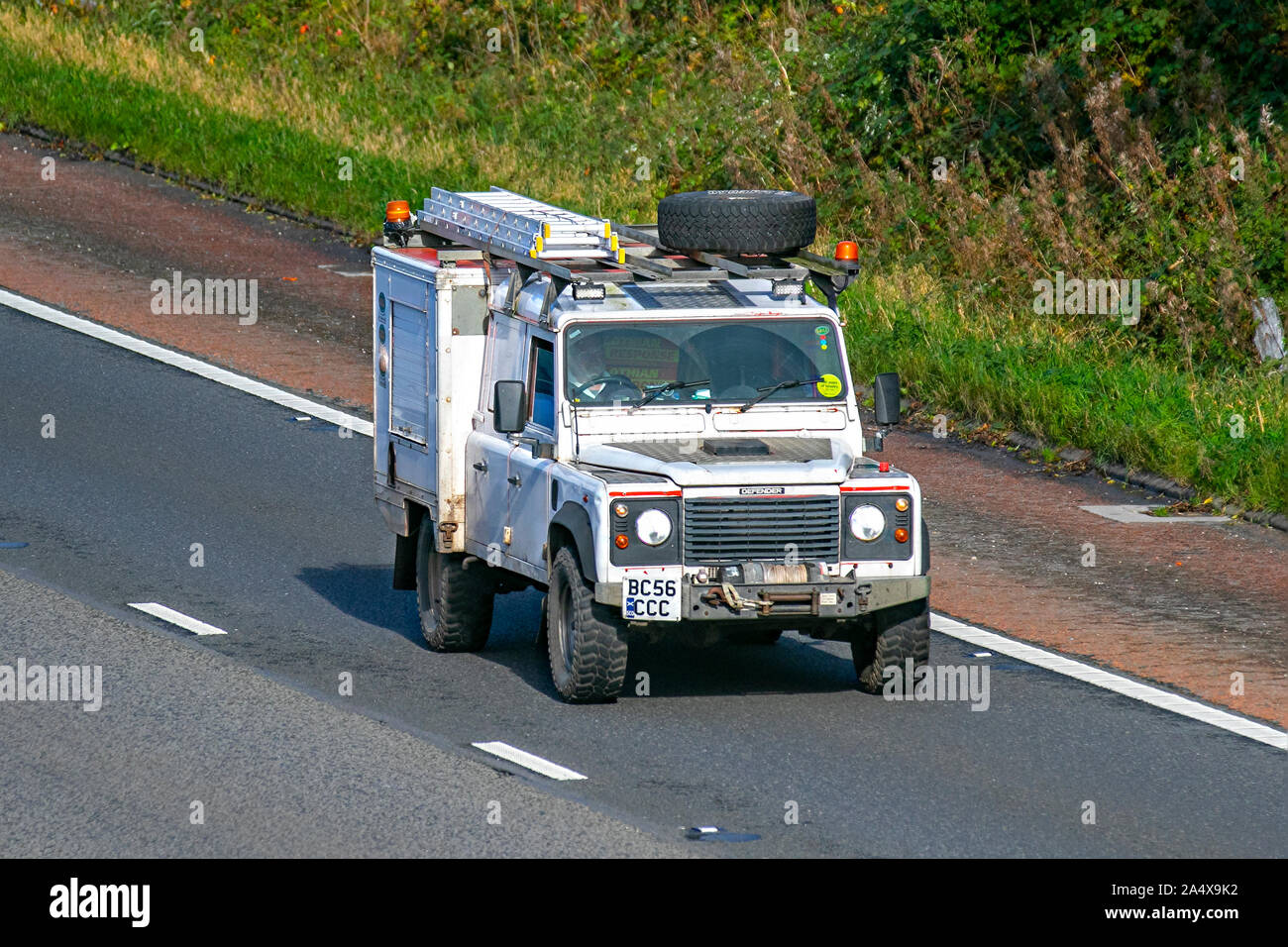 White land rover defender 130 -Fotos und -Bildmaterial in hoher ...